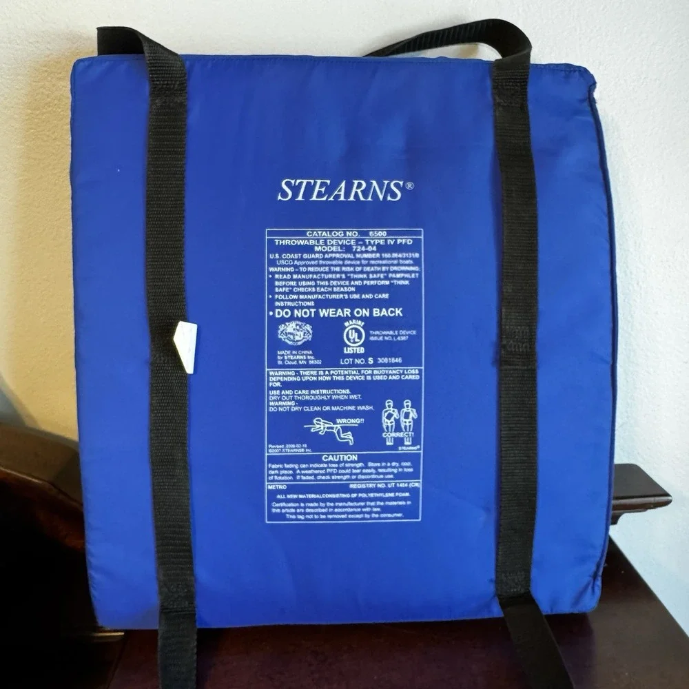 Stearns Boating Throwable Device Type IV PFD Model #72404 16 X 15 X 3 Blue